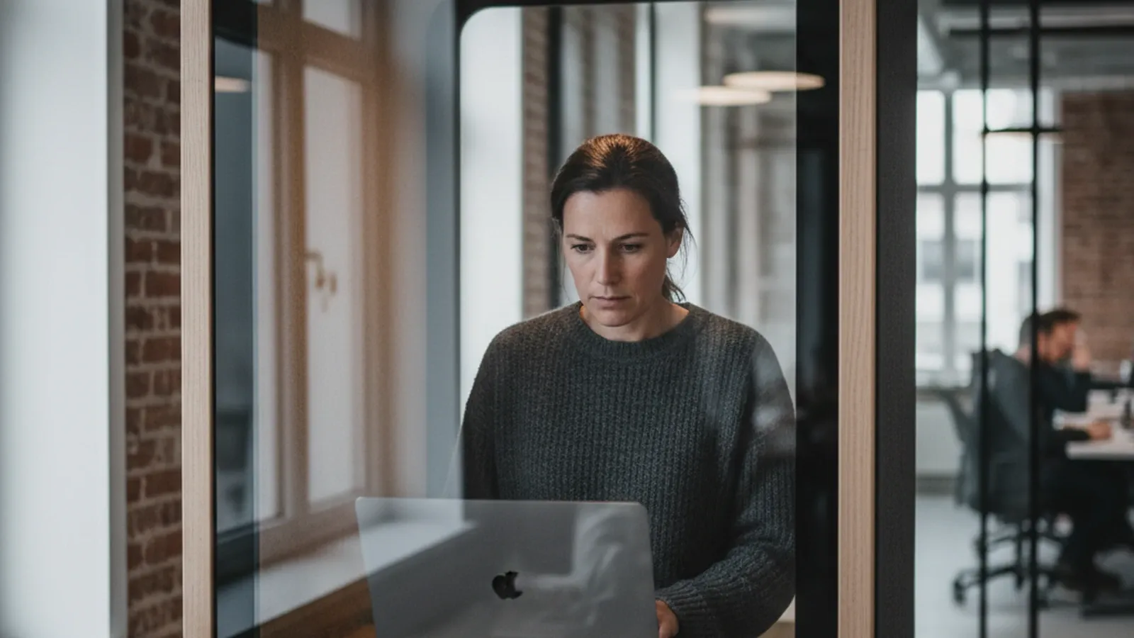 LinkedIn-trainer geeft een sessie aan een Nederlandse mkb-ondernemer